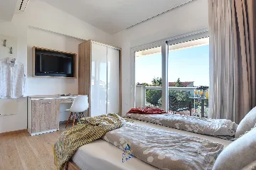 Pula 7-Bedroom Villa with Pool & Jacuzzi