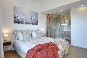 Pula 7-Bedroom Villa with Pool & Jacuzzi