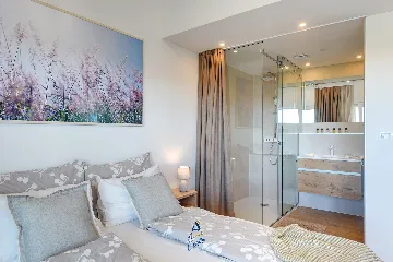 Pula 7-Bedroom Villa with Pool & Jacuzzi