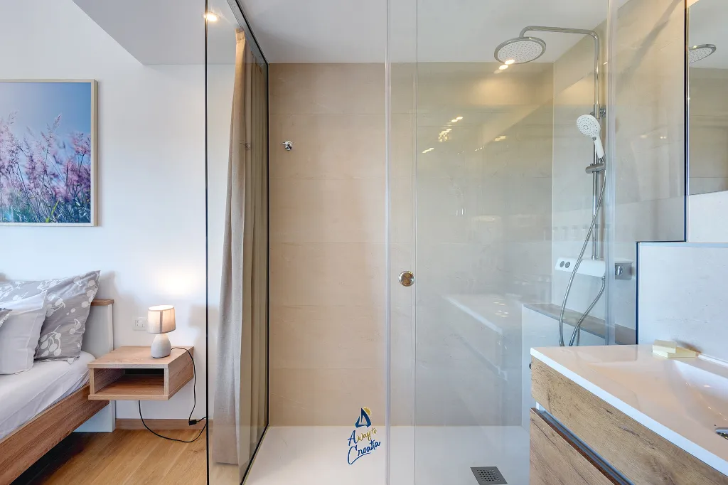 Pula 7-Bedroom Villa with Pool & Jacuzzi