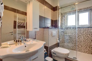 Pula 7-Bedroom Villa with Pool & Jacuzzi