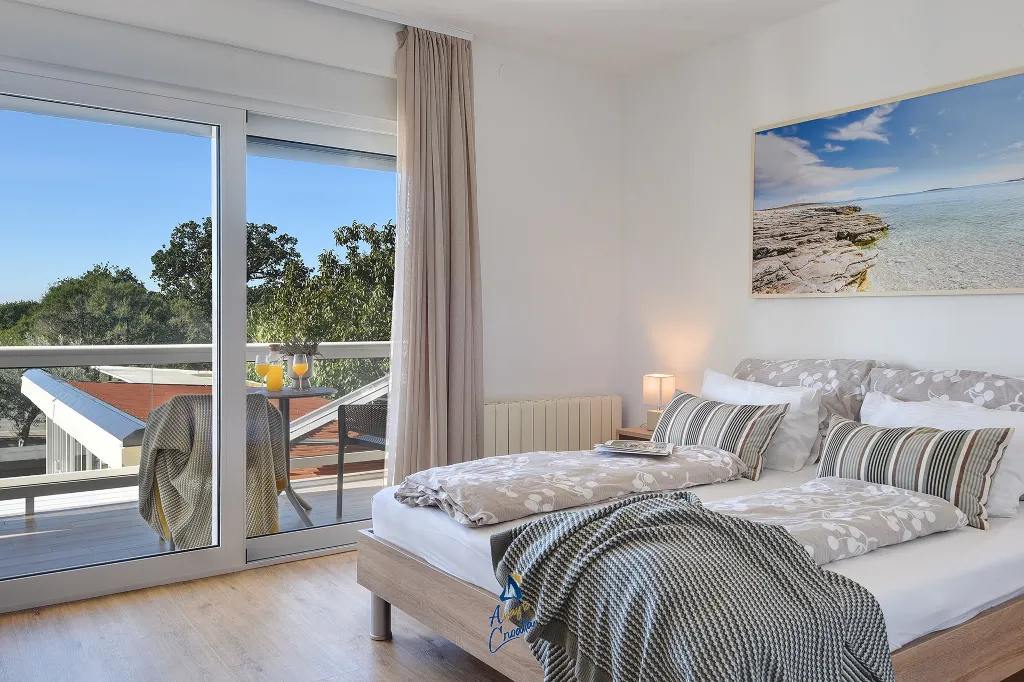 Pula 7-Bedroom Villa with Pool & Jacuzzi