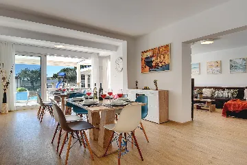 Pula 7-Bedroom Villa with Pool & Jacuzzi