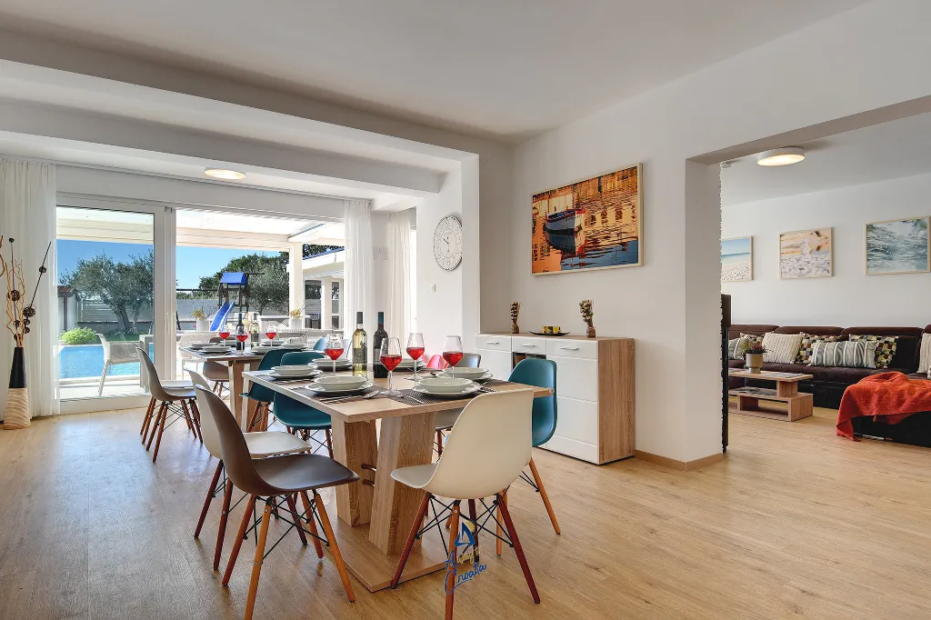 Pula 7-Bedroom Villa with Pool & Jacuzzi