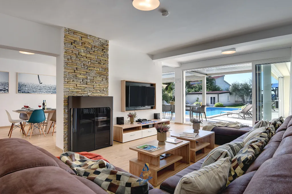 Pula 7-Bedroom Villa with Pool & Jacuzzi