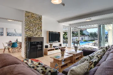 Pula 7-Bedroom Villa with Pool & Jacuzzi