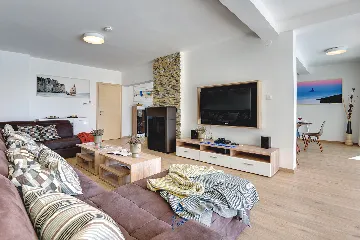 Pula 7-Bedroom Villa with Pool & Jacuzzi