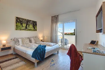 Pula 7-Bedroom Villa with Pool & Jacuzzi