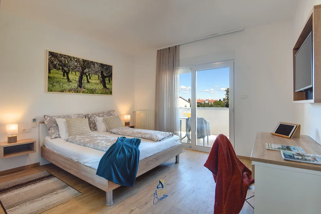 Pula 7-Bedroom Villa with Pool & Jacuzzi
