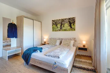 Pula 7-Bedroom Villa with Pool & Jacuzzi