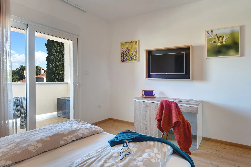 Pula 7-Bedroom Villa with Pool & Jacuzzi