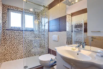 Pula 7-Bedroom Villa with Pool & Jacuzzi