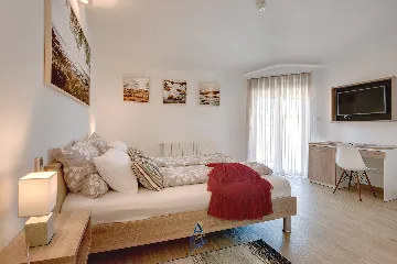 Pula 7-Bedroom Villa with Pool & Jacuzzi