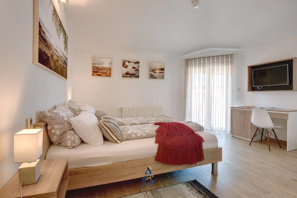 Pula 7-Bedroom Villa with Pool & Jacuzzi