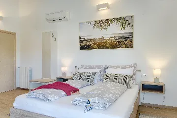 Pula 7-Bedroom Villa with Pool & Jacuzzi