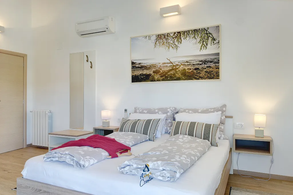 Pula 7-Bedroom Villa with Pool & Jacuzzi