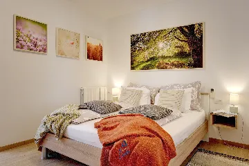 Pula 7-Bedroom Villa with Pool & Jacuzzi