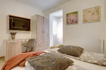 Pula 7-Bedroom Villa with Pool & Jacuzzi