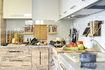 Pula 7-Bedroom Villa with Pool & Jacuzzi