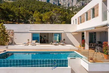 5-Bedroom Villa with Heated Infinity Pool in Sveta Nedjelja