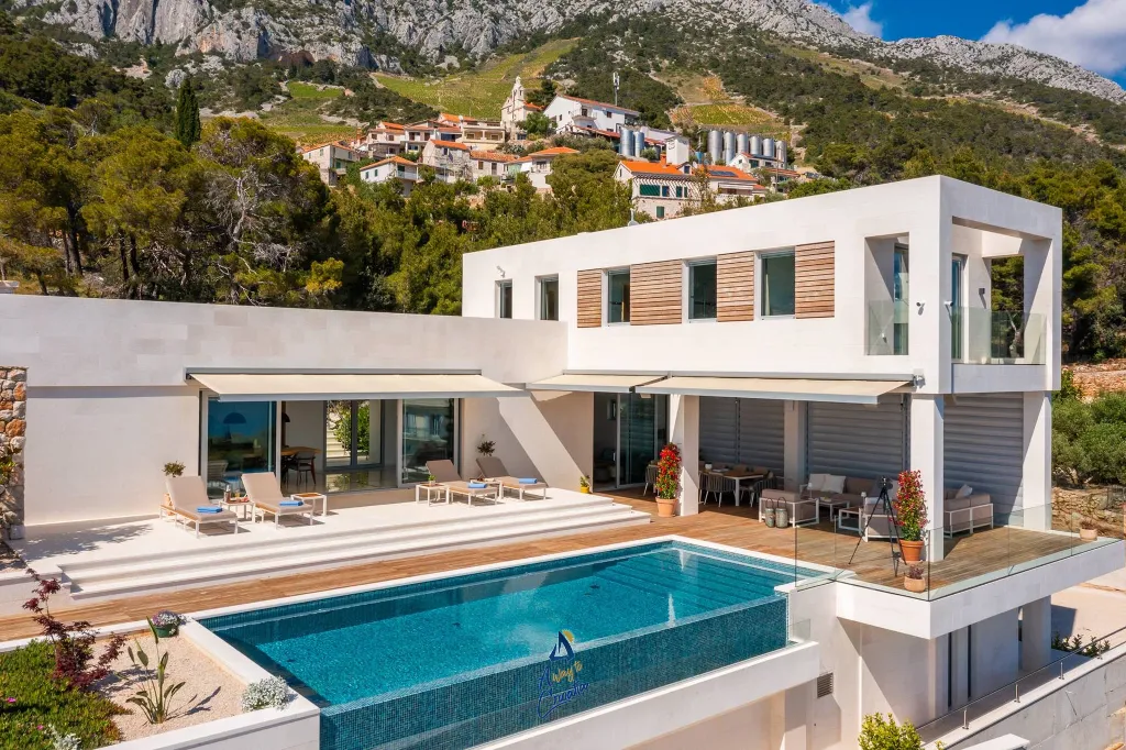 5-Bedroom Villa with Heated Infinity Pool in Sveta Nedjelja
