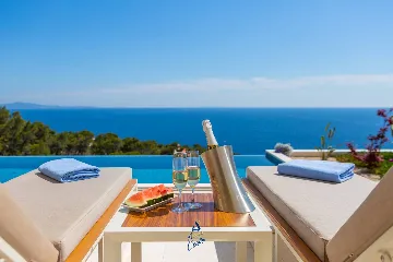 5-Bedroom Villa with Heated Infinity Pool in Sveta Nedjelja