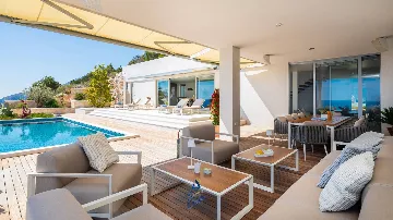 5-Bedroom Villa with Heated Infinity Pool in Sveta Nedjelja