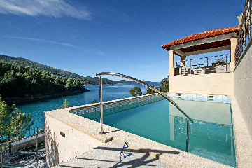 4-Bedroom Villa in Čara for 8 Guests