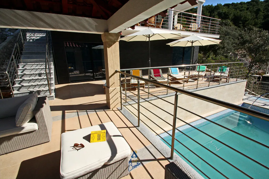 4-Bedroom Villa in Čara for 8 Guests