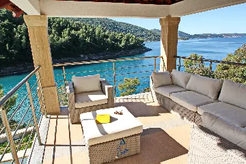 4-Bedroom Villa in Čara for 8 Guests