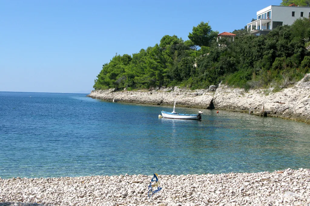 4-Bedroom Villa in Čara for 8 Guests