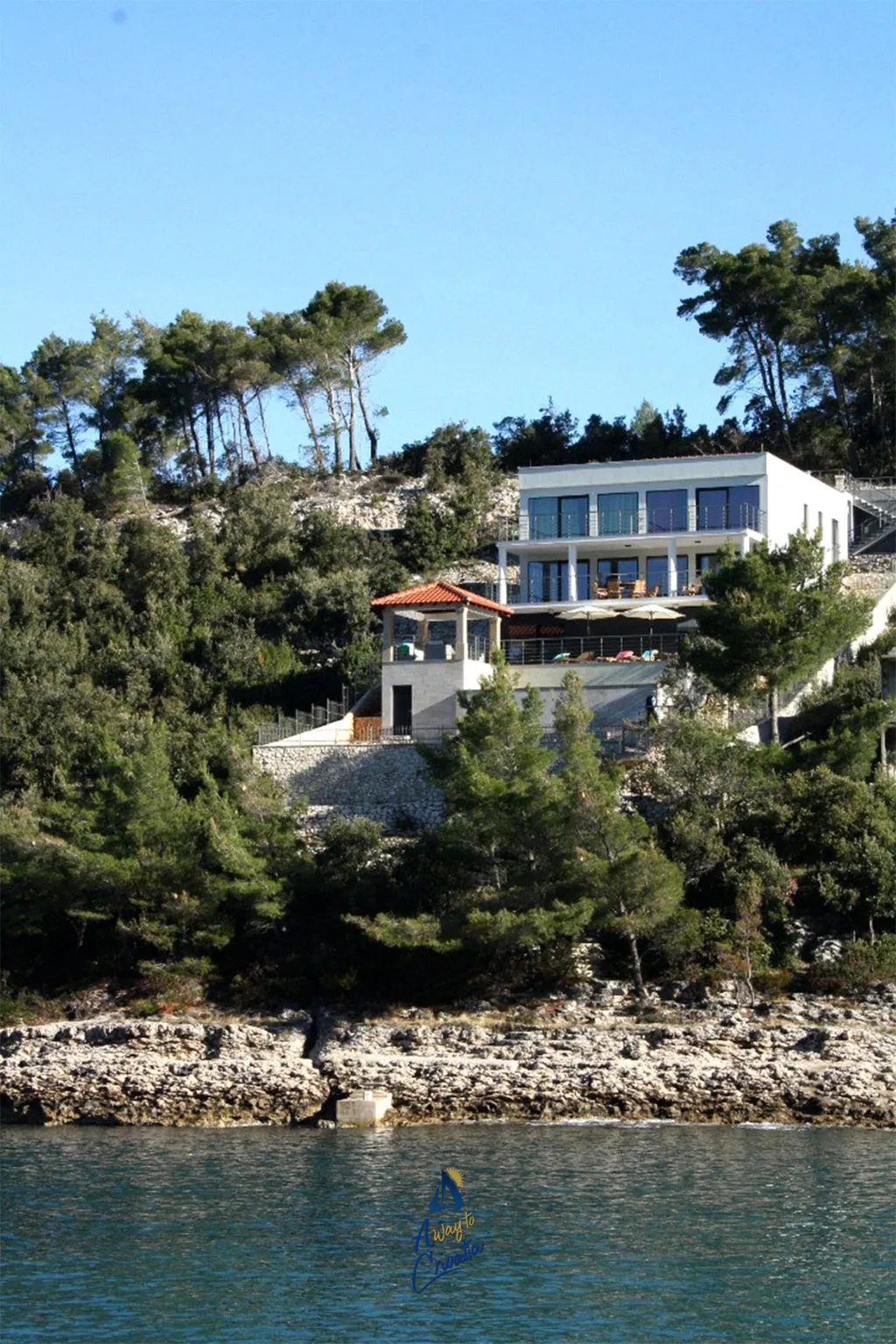 4-Bedroom Villa in Čara for 8 Guests
