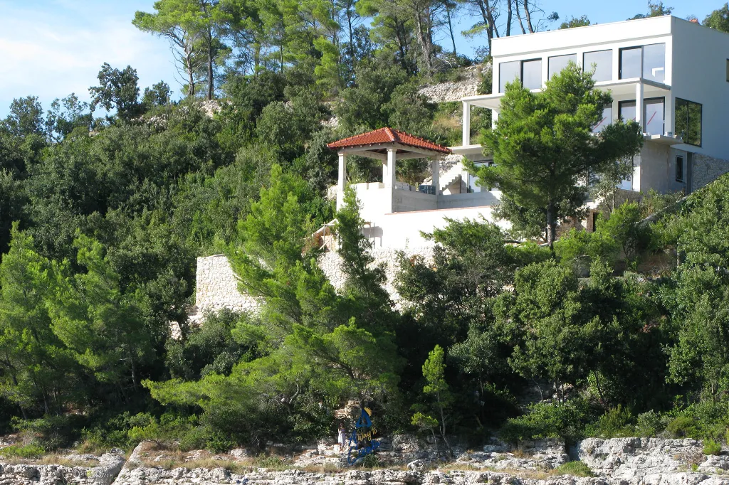 4-Bedroom Villa in Čara for 8 Guests