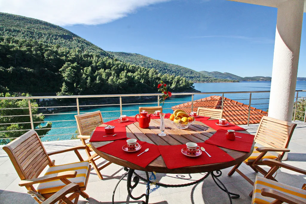 4-Bedroom Villa in Čara for 8 Guests