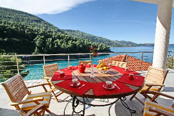 4-Bedroom Villa in Čara for 8 Guests