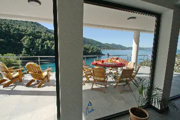 4-Bedroom Villa in Čara for 8 Guests