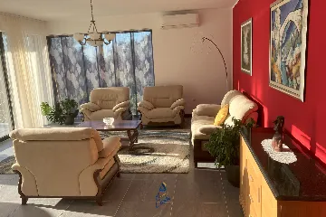 4-Bedroom Villa in Čara for 8 Guests