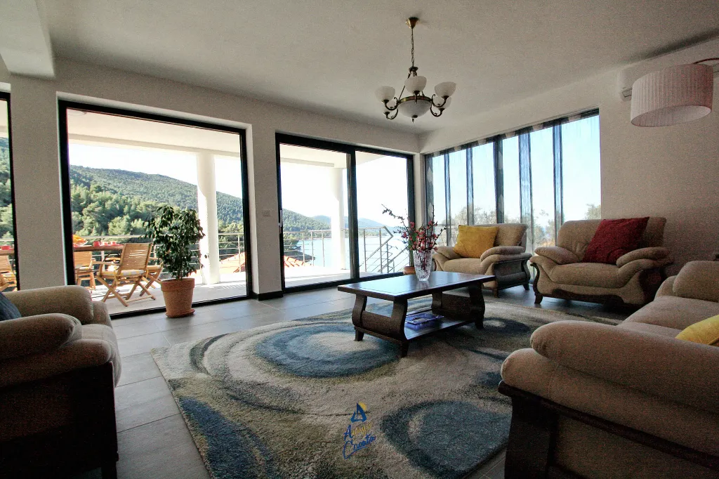 4-Bedroom Villa in Čara for 8 Guests
