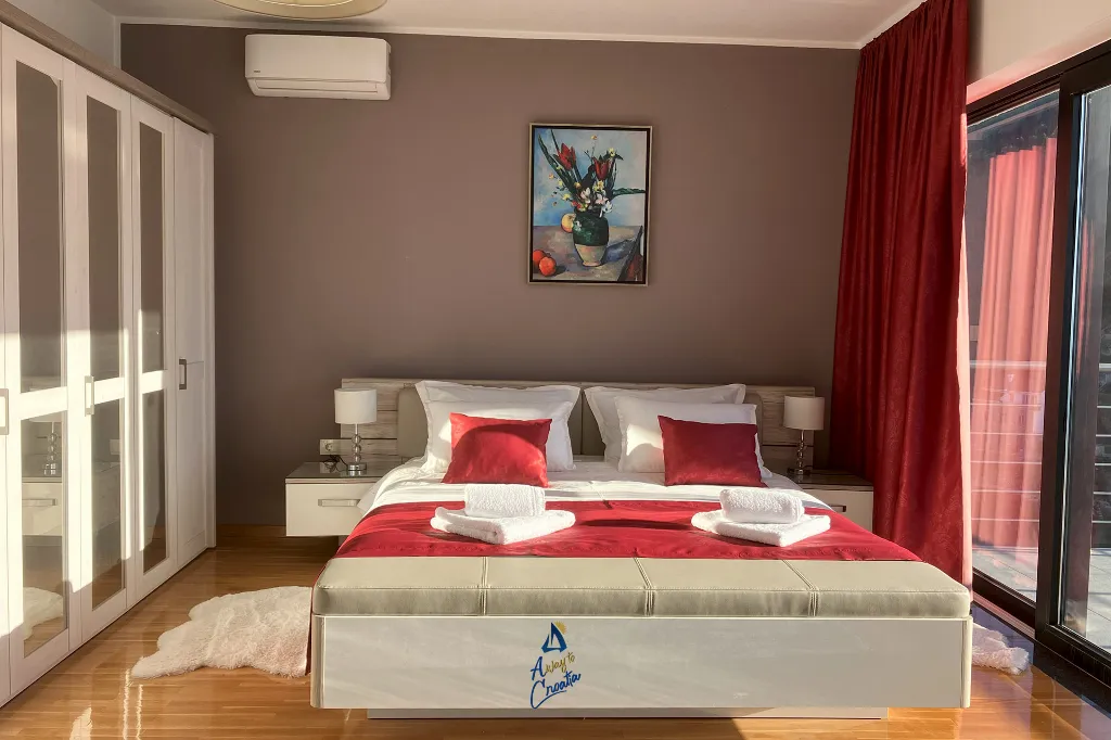 4-Bedroom Villa in Čara for 8 Guests