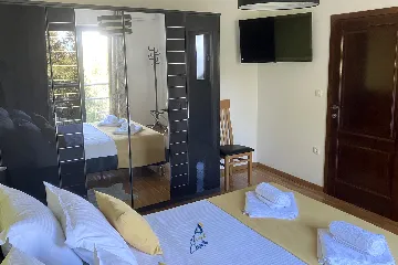 4-Bedroom Villa in Čara for 8 Guests
