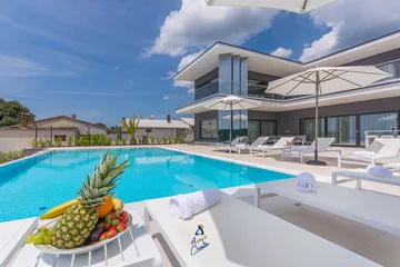 Kaštelir Villa for Up to 10 Guests with Heated Pool