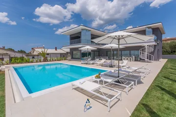 Kaštelir Villa for Up to 10 Guests with Heated Pool