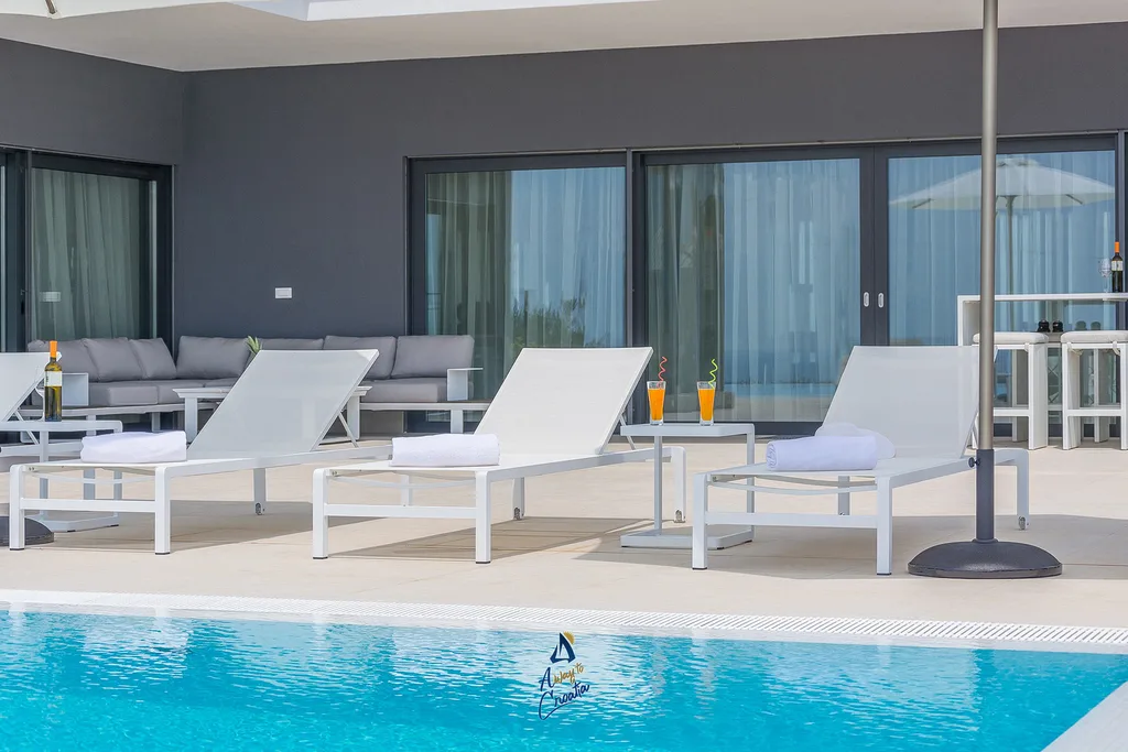Kaštelir Villa for Up to 10 Guests with Heated Pool