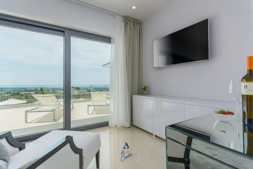 Kaštelir Villa for Up to 10 Guests with Heated Pool