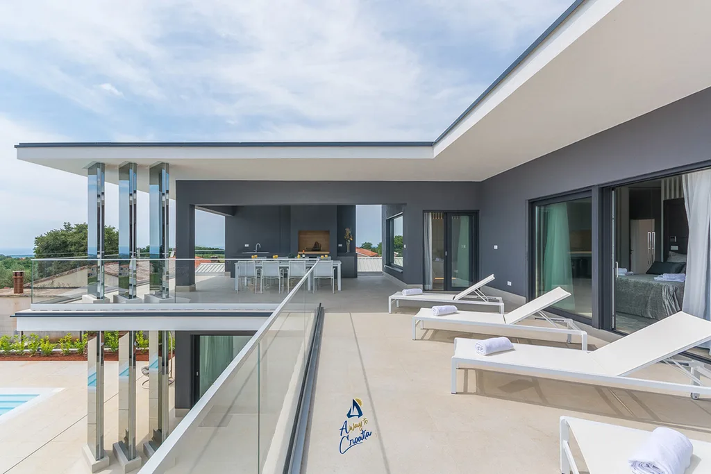 Kaštelir Villa for Up to 10 Guests with Heated Pool