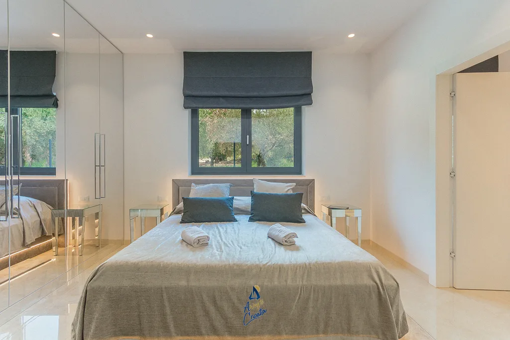 Kaštelir Villa for Up to 10 Guests with Heated Pool