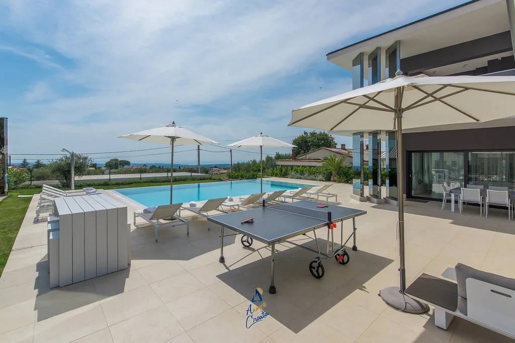 Kaštelir Villa for Up to 10 Guests with Heated Pool