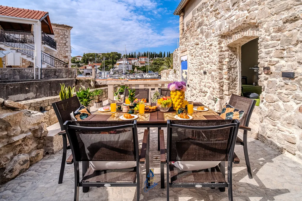 Three-Bedroom Villa in Milna