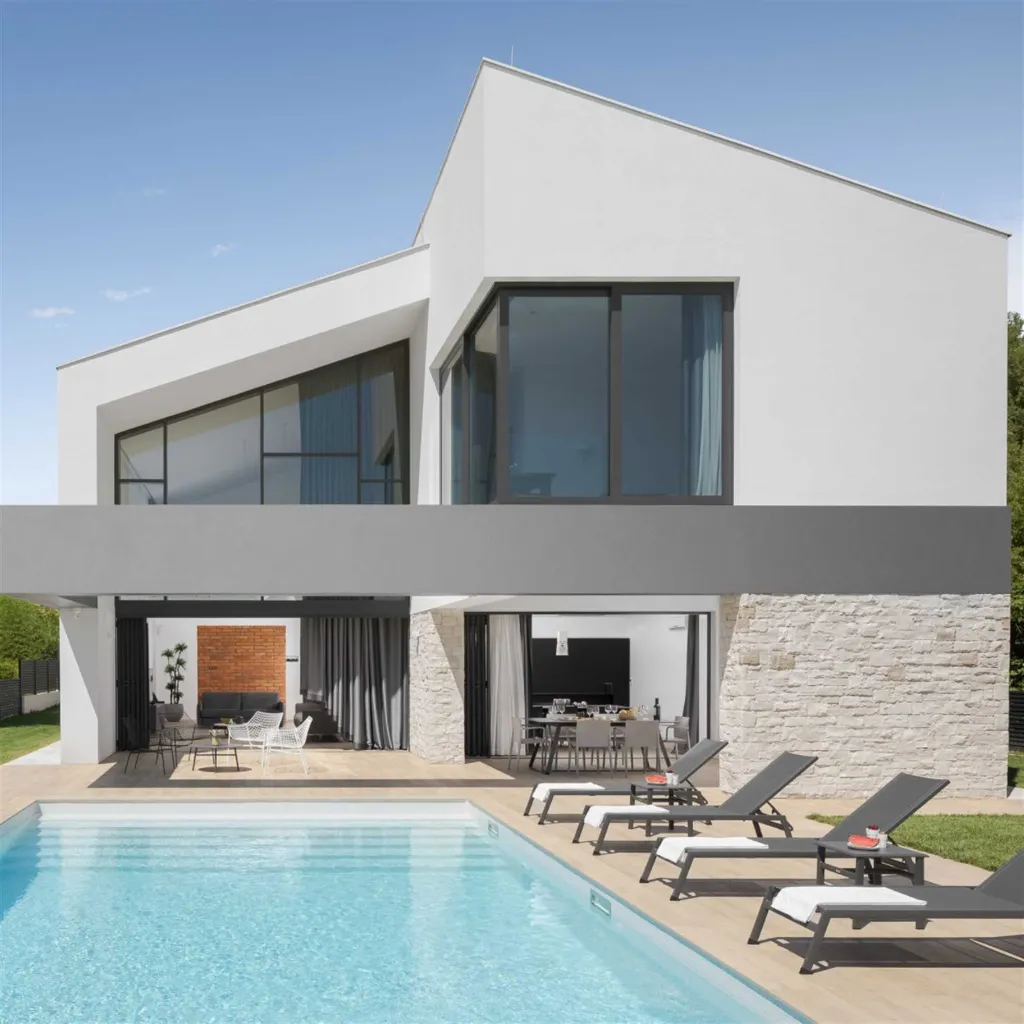 Spacious 4-Bed Villa in Liznjan