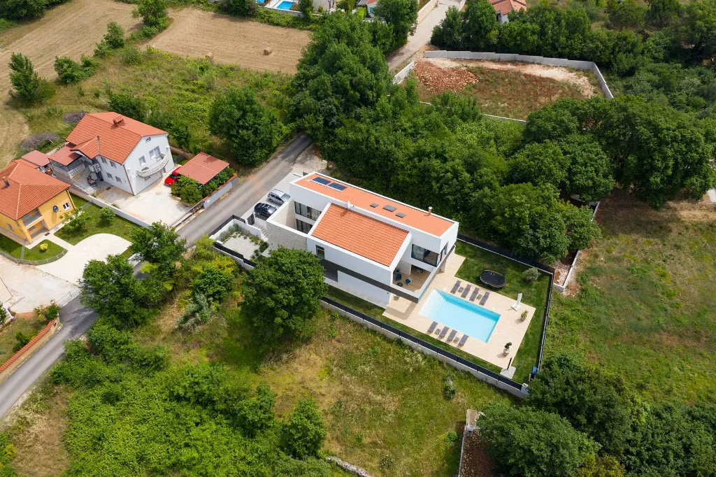 Spacious 4-Bed Villa in Liznjan